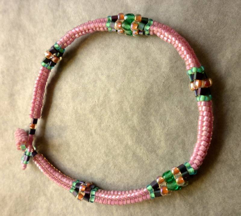 Blass Lila Delicas Perlen Armband Mit Grünen Akzenten, Einschließlich Feuerpolierten Kristalle Blass Lila Delicas Perlen Armband Mit Grünen Akzenten, Einschließlich Feuerpolierten Kristalle von RedEarthStudios