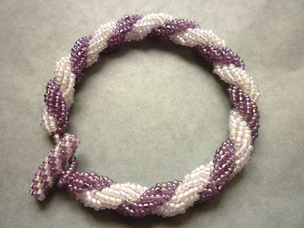 Doppelte Spirale Armband in Mattes Lila Und Perliges Weiß Rocailles Doppelte Spirale Armband in Mattes Lila Und Perliges Weiß Rocailles von RedEarthStudios
