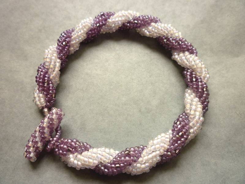 Doppelte Spirale Armband in Mattes Lila Und Perliges Weiß Rocailles Doppelte Spirale Armband in Mattes Lila Und Perliges Weiß Rocailles von RedEarthStudios