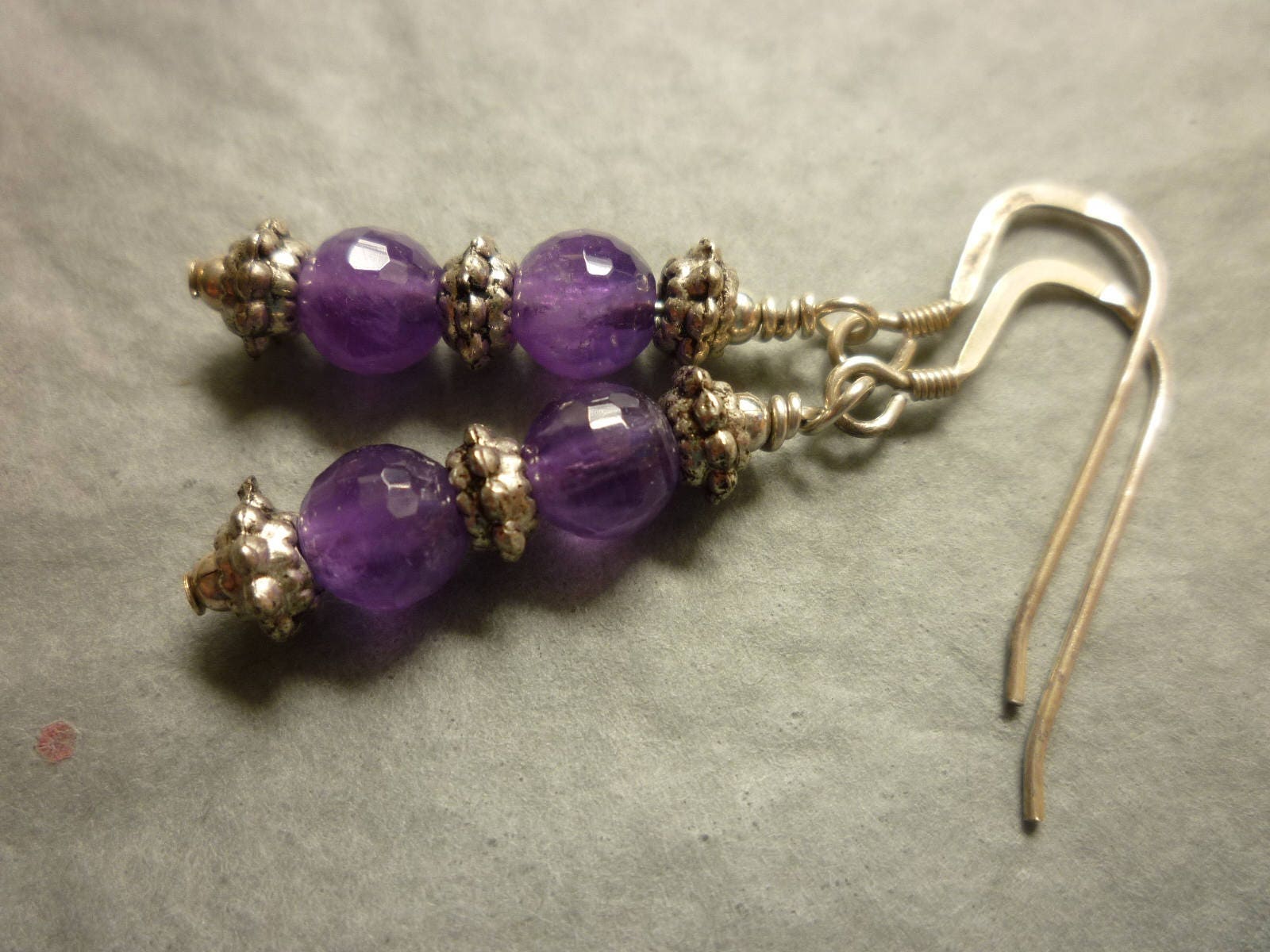 Facettierte Amethyst Und Silber Ohrringe Facettierte Amethyst Und Silber Ohrringe von RedEarthStudios