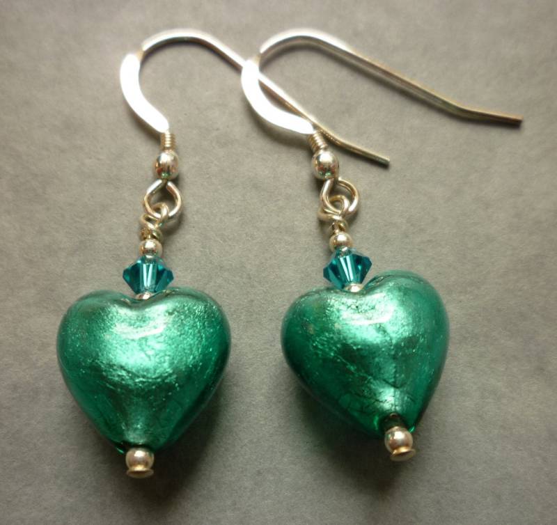Jade Herzförmige Murano Glas Ohrringe Mit Sterling Silber Jade Herzförmige Murano Glas Ohrringe Mit Sterling Silber von RedEarthStudios