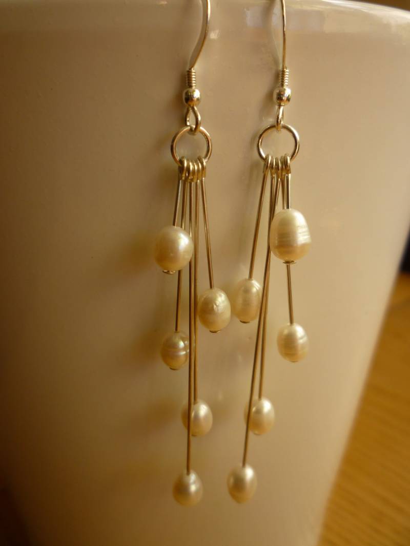 Kaskade Von Perlen Ohrringe, Natur Oder Rosa Farbe, Mittelgroße Perlen, Sterling Silber Ohrhaken Kaskade Von Perlen Ohrringe, Natur Oder Rosa Farbe, Mittelgroße Perlen, Sterling Silber Ohrhaken von RedEarthStudios