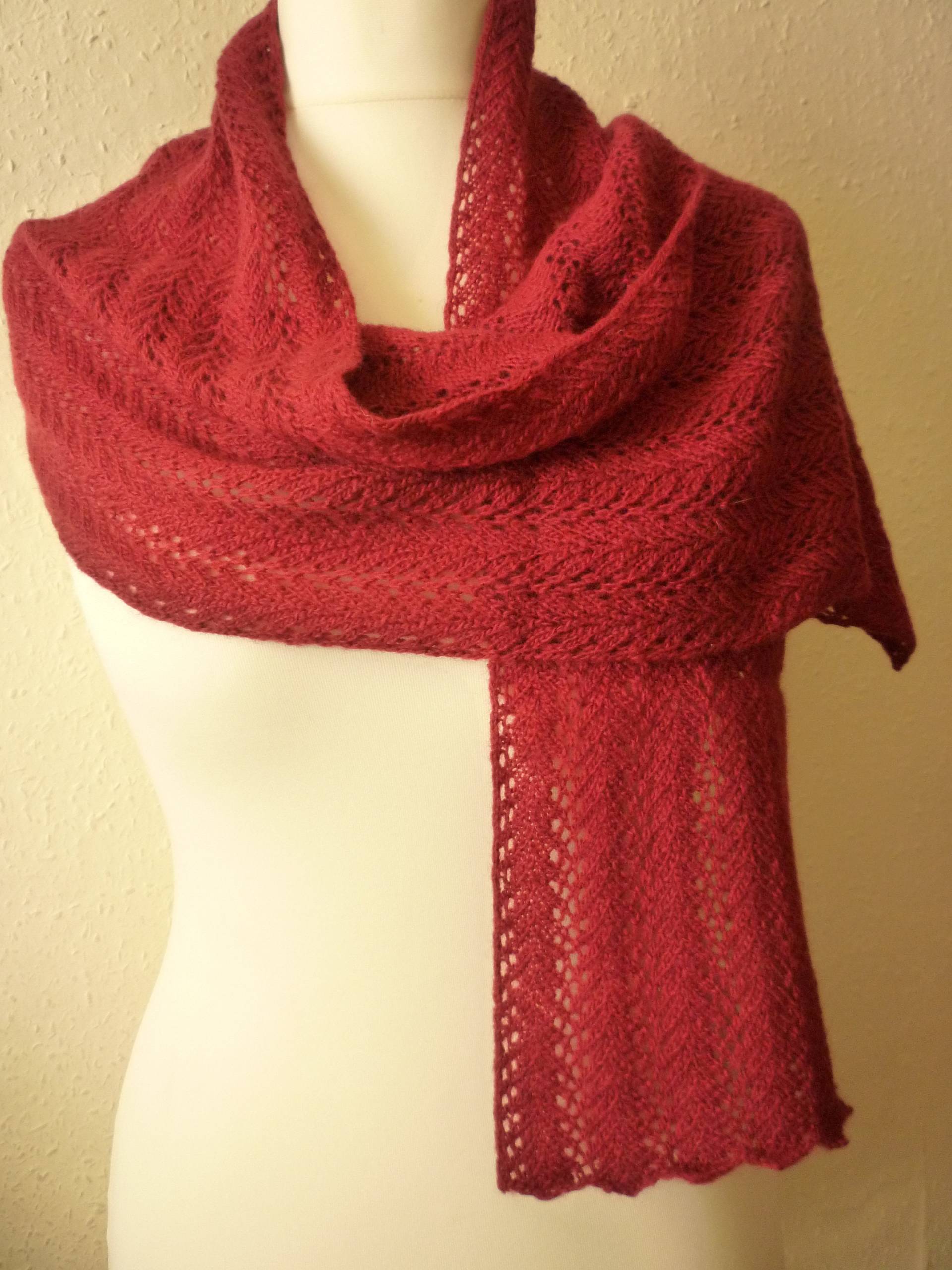 Kastanienbraun, Rot Wollschal, Von Hand Gesponnen Und Gestrickt in Einem Traditionellen Shetland-Lace-Muster Kastanienbraun, Rot Wollschal, Von Hand Gesponnen Und Gestrickt in Einem Traditionellen Shetland-Lace-Muster von RedEarthStudios
