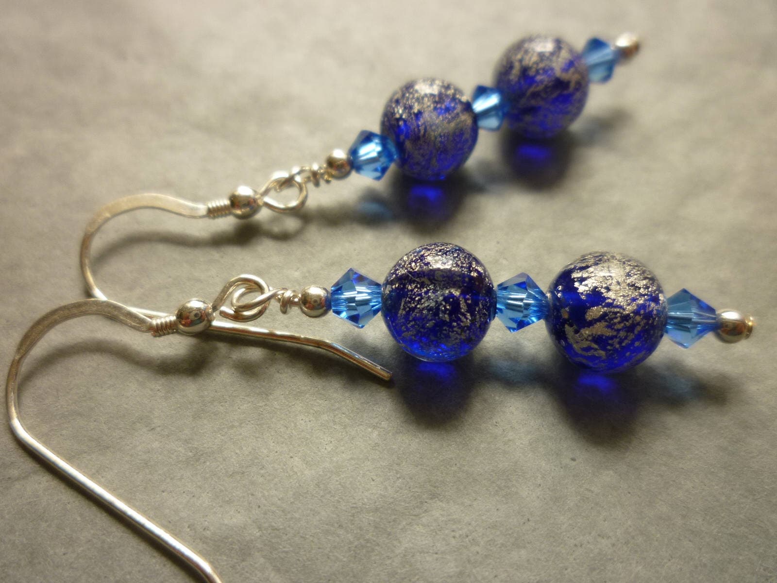 Kobaltblau Gespenspelt Mit Silbernen Muranoglas Ohrringen, Swarovski Kristallen Und Sterlingsilber Ohrringen Kobaltblau Gespenspelt Mit Silbernen Muranoglas Ohrringen, Swarovski Kristallen Und Sterlingsilber Ohrringen von RedEarthStudios