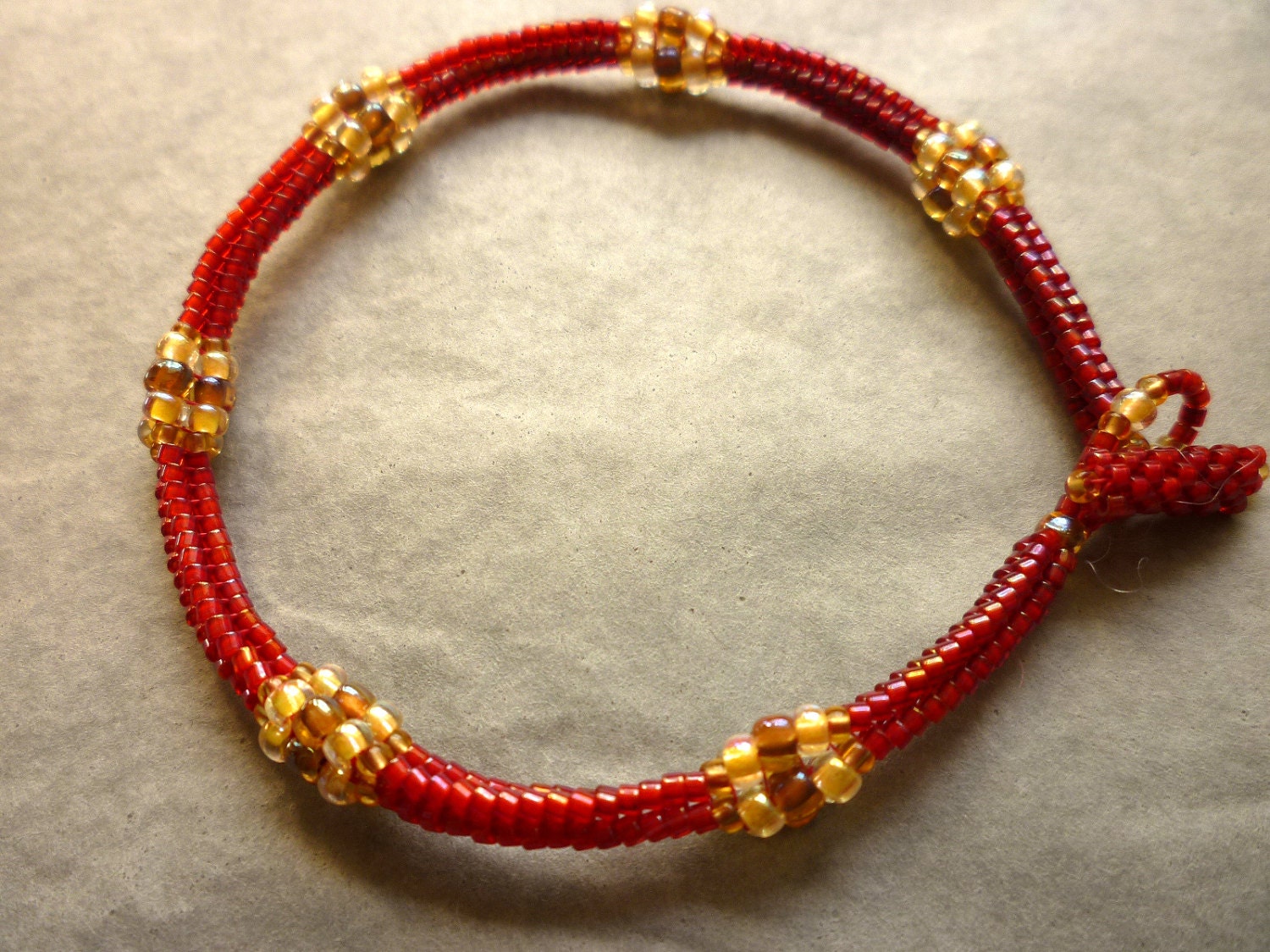 Lack Rot Armband in Delica Rocailles Mit Weichen Goldenen Gelben Akzenten Lack Rot Armband in Delica Rocailles Mit Weichen Goldenen Gelben Akzenten von RedEarthStudios