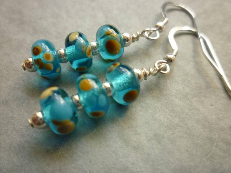 Lampwork Perlen Ohrringe in Klarem Türkis Und Ockerglas Mit Sterling Silber Ohrringen Lampwork Perlen Ohrringe in Klarem Türkis Und Ockerglas Mit Sterling Silber Ohrringen von RedEarthStudios