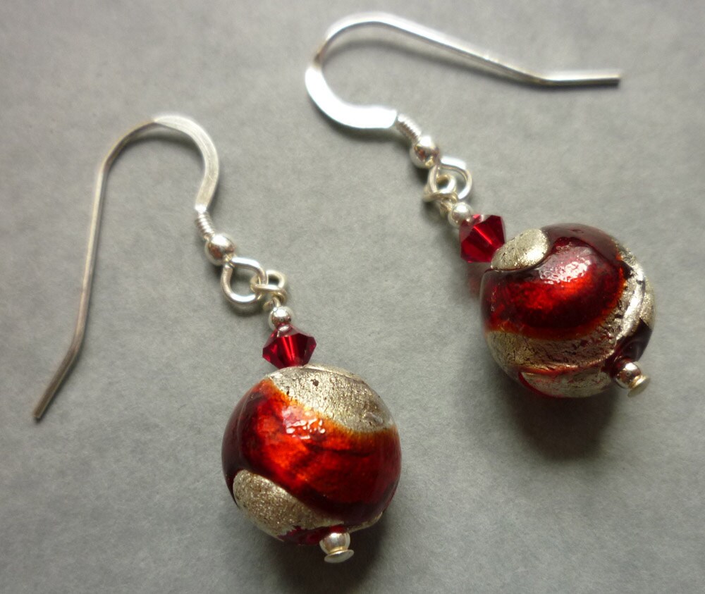 Murano Glas Ohrringe, Rot Und Silber Kugeln Mit Swarovski-Kristallen Sterling Silber Ohr Drähte Murano Glas Ohrringe, Rot Und Silber Kugeln Mit Swarovski-Kristallen Sterling Silber Ohr Drähte von RedEarthStudios