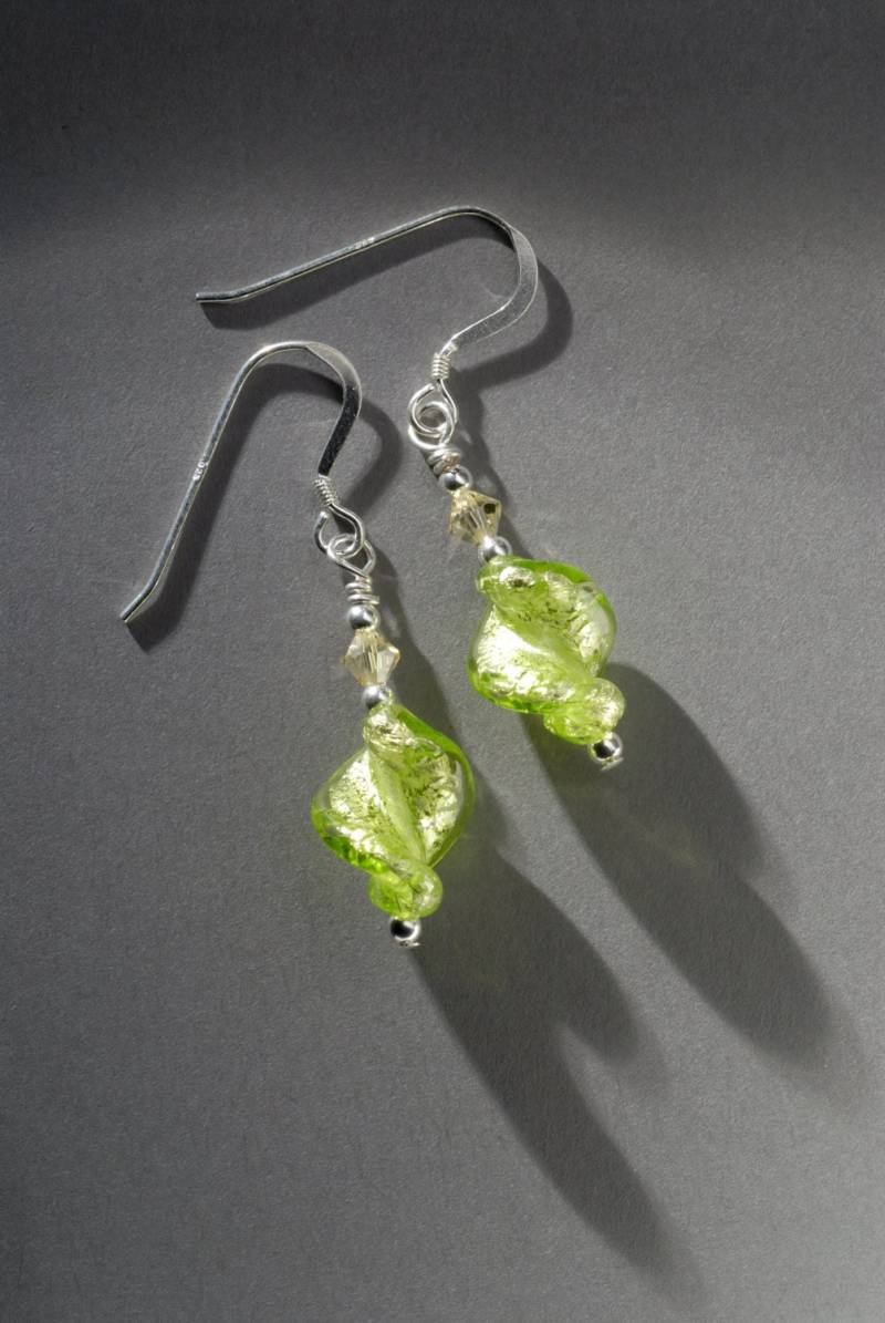 Murano-Glas-Twist-Ohrringe in Grün Oder Blass Lila von RedEarthStudios