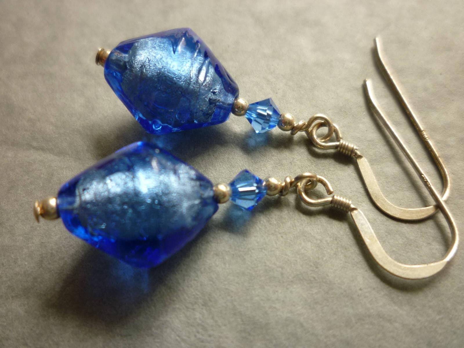 Muranoglas Ohrringe Mit Silbernen Saphirblauen Bikonisch Silber Gefütterten Perlen Und Swarovski Kristallen. Aus Sterlingsilber Muranoglas Ohrringe Mit Silbernen Saphirblauen Bikonisch Silber Gefütterten Perlen Und Swarovski Kristallen. Aus Sterlingsilber von RedEarthStudios