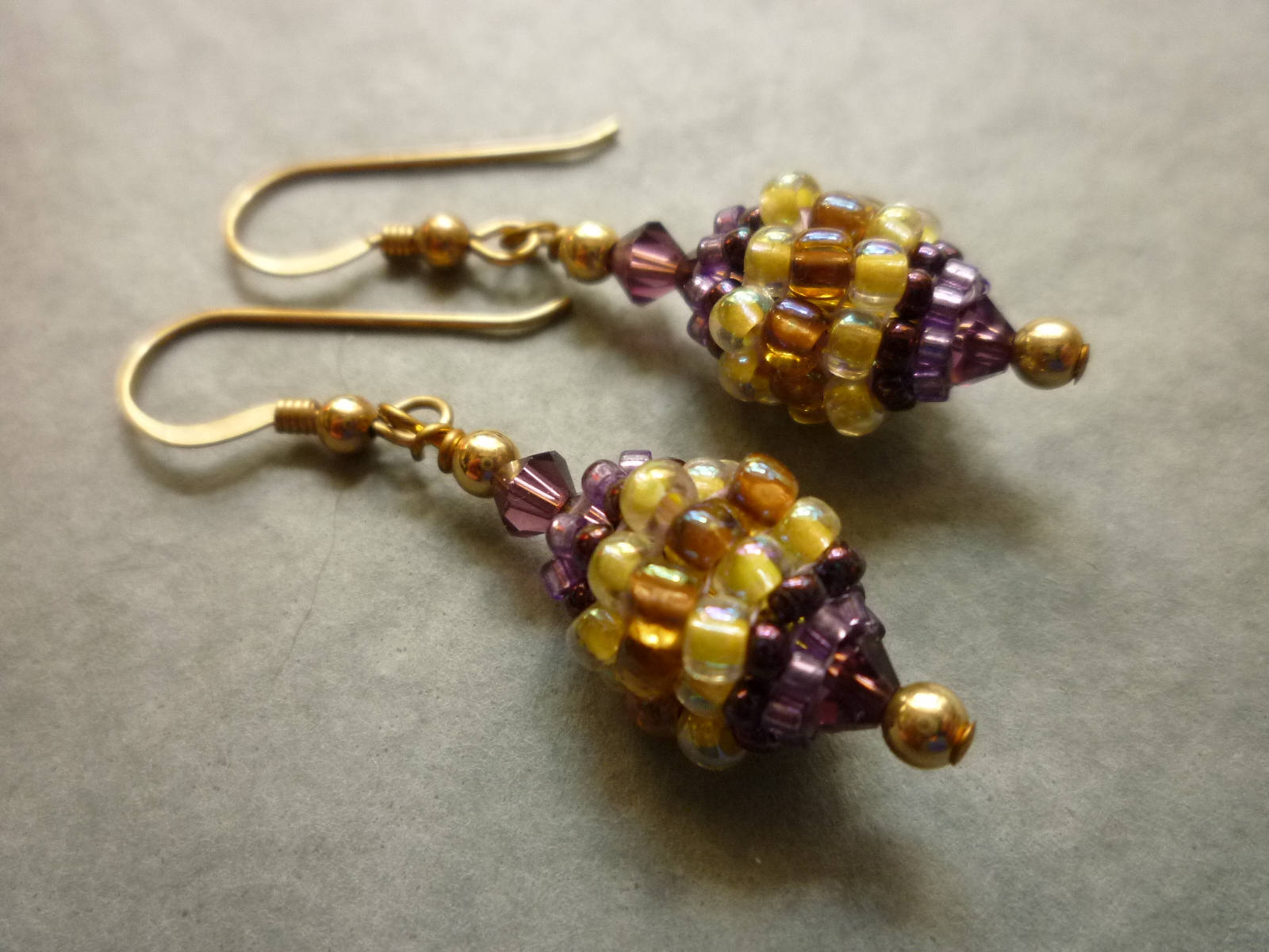 Perlen Ohrringe in Lila Und Gold, Mit Rolled Gold Ohrhaken Perlen Ohrringe in Lila Und Gold, Mit Rolled Gold Ohrhaken von RedEarthStudios