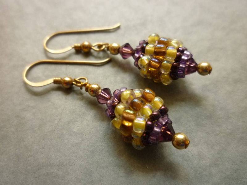 Perlen Ohrringe in Lila Und Gold, Mit Rolled Gold Ohrhaken von RedEarthStudios