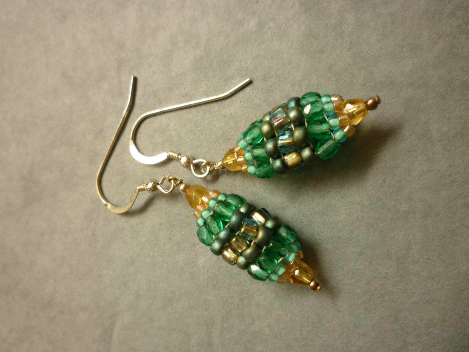 Perlen Ohrringe in Schattierungen Von Meer Grün, Jade Und Blasse Stroh Gelb Perlen Ohrringe in Schattierungen Von Meer Grün, Jade Und Blasse Stroh Gelb von RedEarthStudios