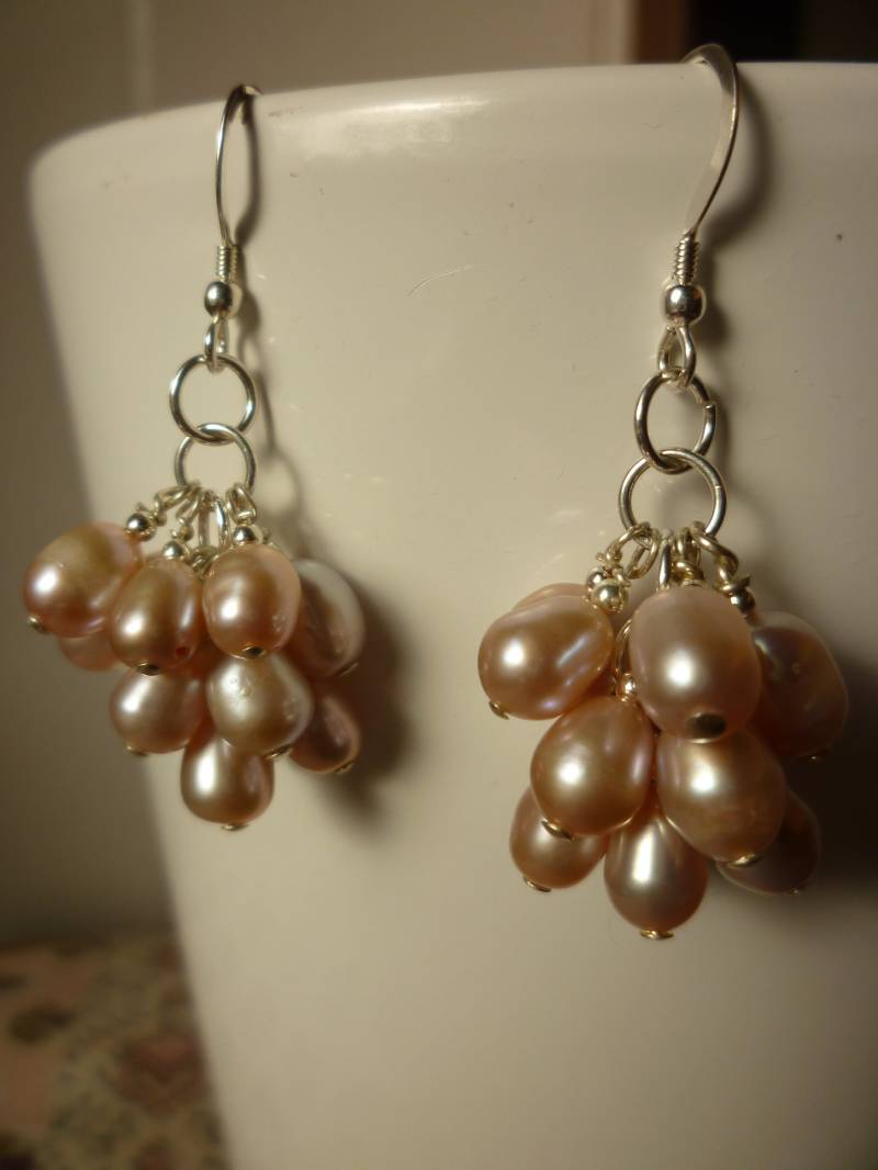 Rosa Perle-Cluster-Ohrringe, Sterling Silber Ohrhaken Rosa Perle-Cluster-Ohrringe, Sterling Silber Ohrhaken von RedEarthStudios