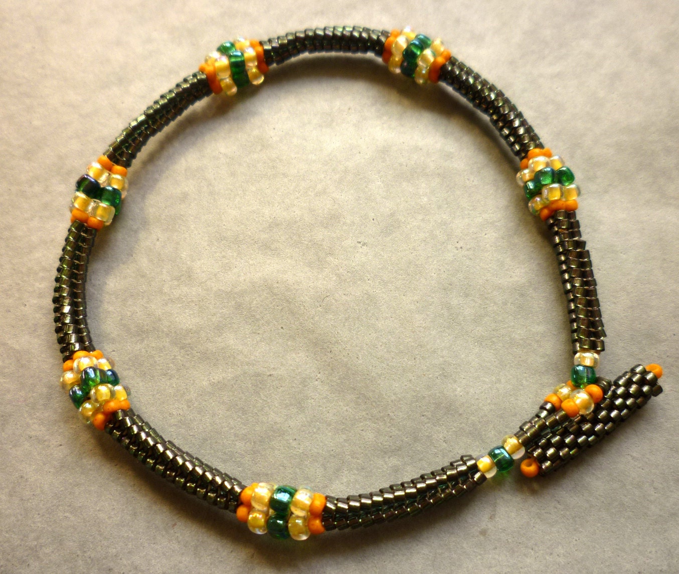 Rotguss Grüne Delicas Perlen Armband Mit Gelben Akzenten Rotguss Grüne Delicas Perlen Armband Mit Gelben Akzenten von RedEarthStudios