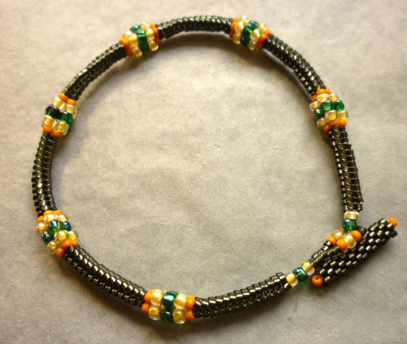 Rotguss Grüne Delicas Perlen Armband Mit Gelben Akzenten Rotguss Grüne Delicas Perlen Armband Mit Gelben Akzenten von RedEarthStudios