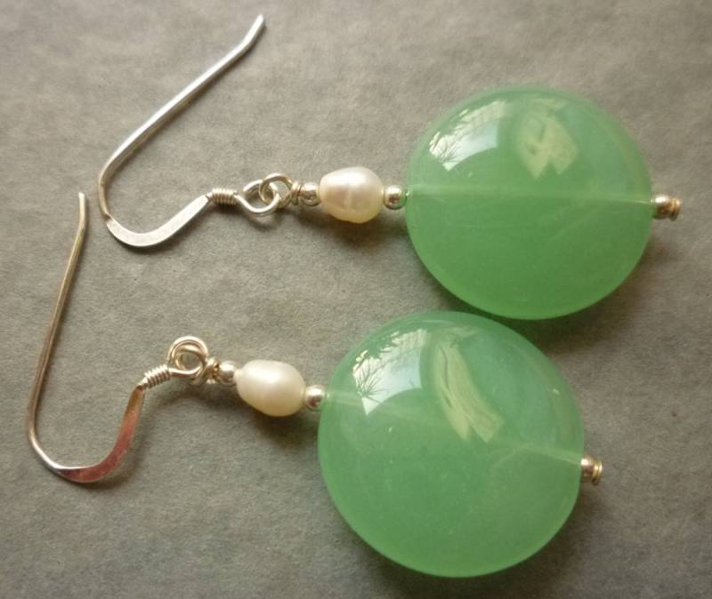 Sea Green Chalcedon Scheibe Ohrringe Mit Perlen Und Sterling Silber Ohrhaken Sea Green Chalcedon Scheibe Ohrringe Mit Perlen Und Sterling Silber Ohrhaken von RedEarthStudios