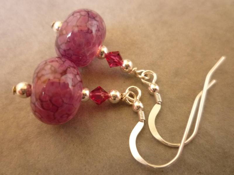 Tief Fuchsia Rosa Tropfen Ohrringe, Lamp Work Glas Mit Swarovski Kristallen Und Sterling Silber Ohrringen Tief Fuchsia Rosa Tropfen Ohrringe, Lamp Work Glas Mit Swarovski Kristallen Und Sterling Silber Ohrringen von RedEarthStudios