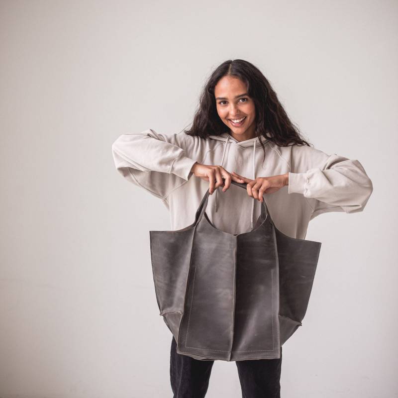 Handgefertigte Graue Leder Umhängetasche Extragroße Slouchy Schultertasche von RedFoxNose