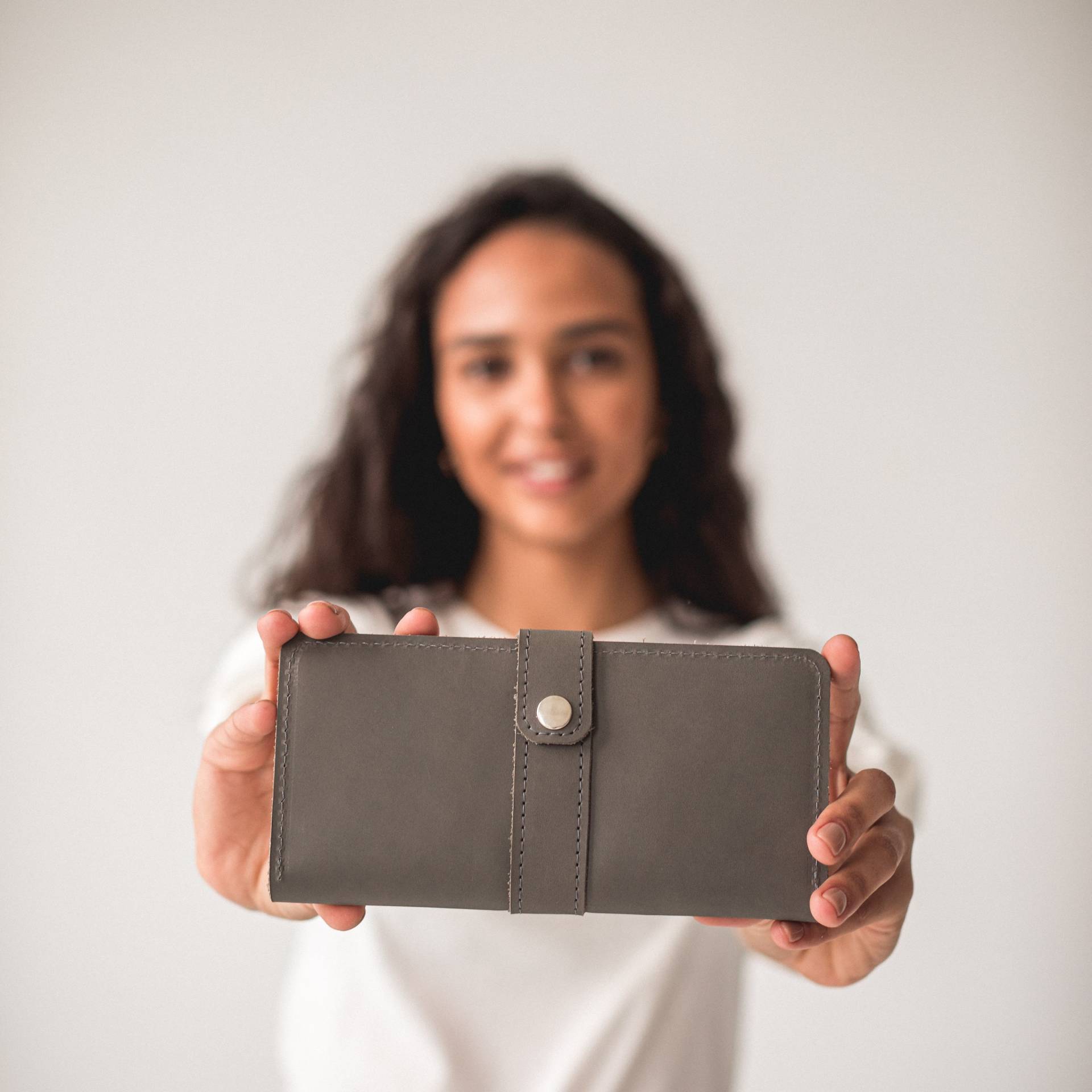 Handgefertigte Leder Geldbörse Schlanke Bifold Design Mit Münzfach Reißverschluss von RedFoxNose