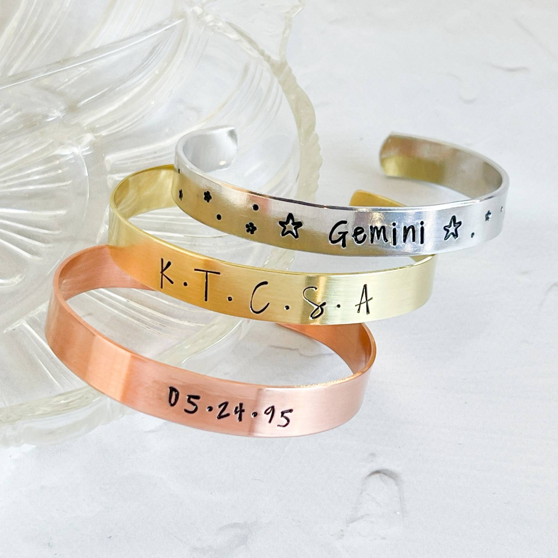 3/8"Mantra Manschette | Große Personalisierte Armband Handgestempelte Benutzerdefinierter Text Zitat Monogramm Koordinaten Daten 3/8"Mantra Manschette | Große Personalisierte Armband Handgestempelte Benutzerdefinierter Text Zitat Monogramm Koordinaten Daten von RedGiraffeDesigns