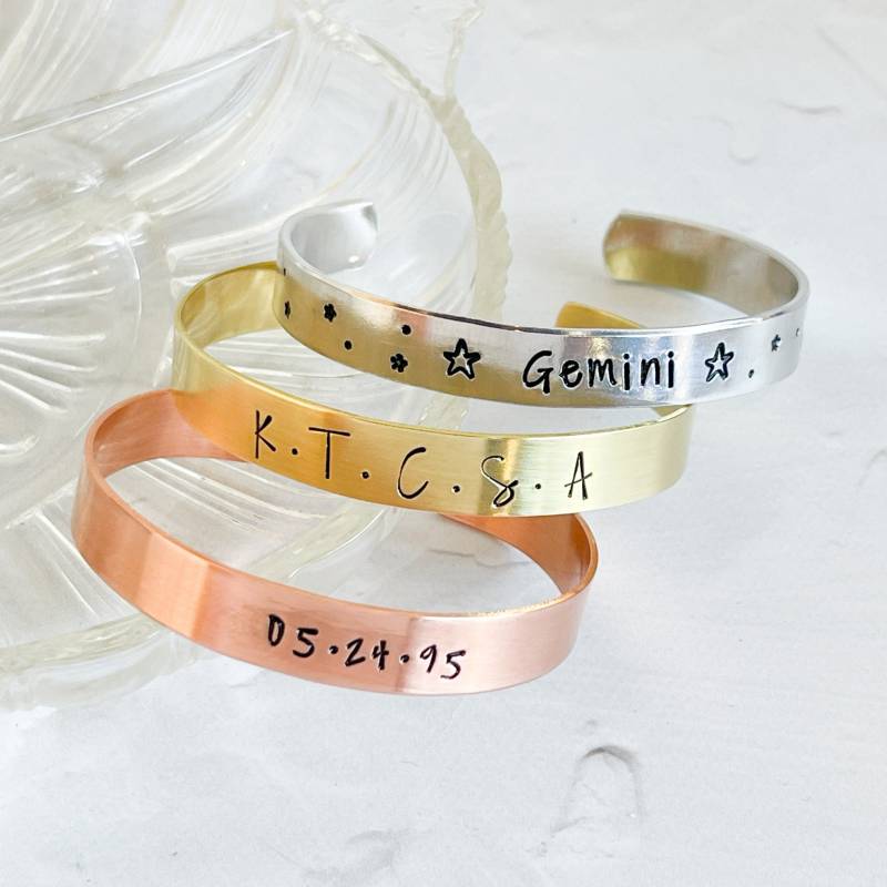 3/8"Mantra Manschette | Große Personalisierte Armband Handgestempelte Benutzerdefinierter Text Zitat Monogramm Koordinaten Daten 3/8"Mantra Manschette | Große Personalisierte Armband Handgestempelte Benutzerdefinierter Text Zitat Monogramm Koordinaten Daten von RedGiraffeDesigns