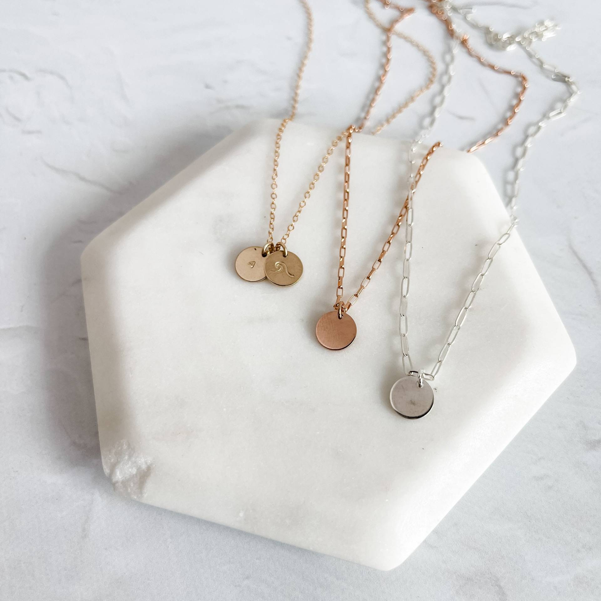 Anpassbare Kleine Disc Halskette | Handgestempelt Personalisierung Zierliche Kette Sterling Silber Gold Gefüllt Rosengold Anpassbare Kleine Disc Halskette | Handgestempelt Personalisierung Zierliche Kette Sterling Silber Gold Gefüllt Rosengold von RedGiraffeDesigns