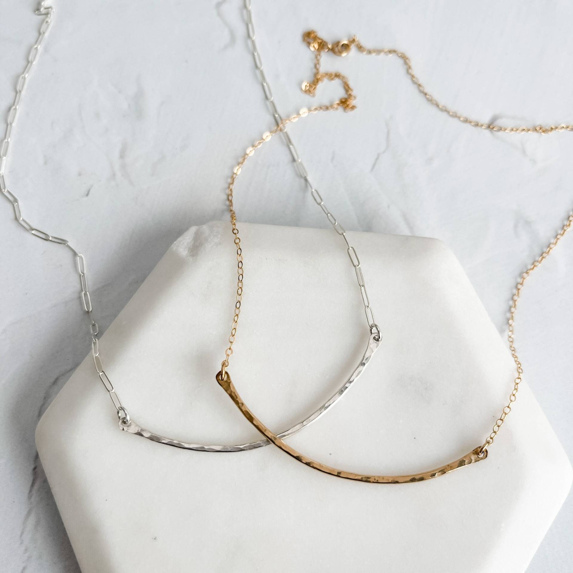 Lange Gehämmert Gebogene Bar Halskette | Zierliche Sterling Silber 14K Gold Gefüllt Alltagskleidung Premium-Qualität Lange Gehämmert Gebogene Bar Halskette | Zierliche Sterling Silber 14K Gold Gefüllt Alltagskleidung Premium-Qualität von RedGiraffeDesigns