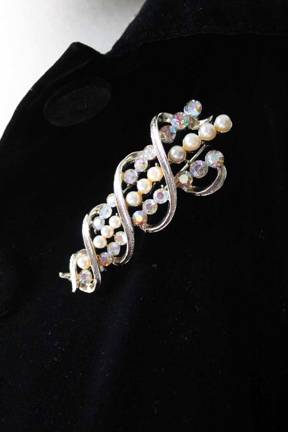 Jahrgang 60 Ist Gescrollt, Borealis Ab Strass & Perle Goldtone Brosche von RedHatVintage