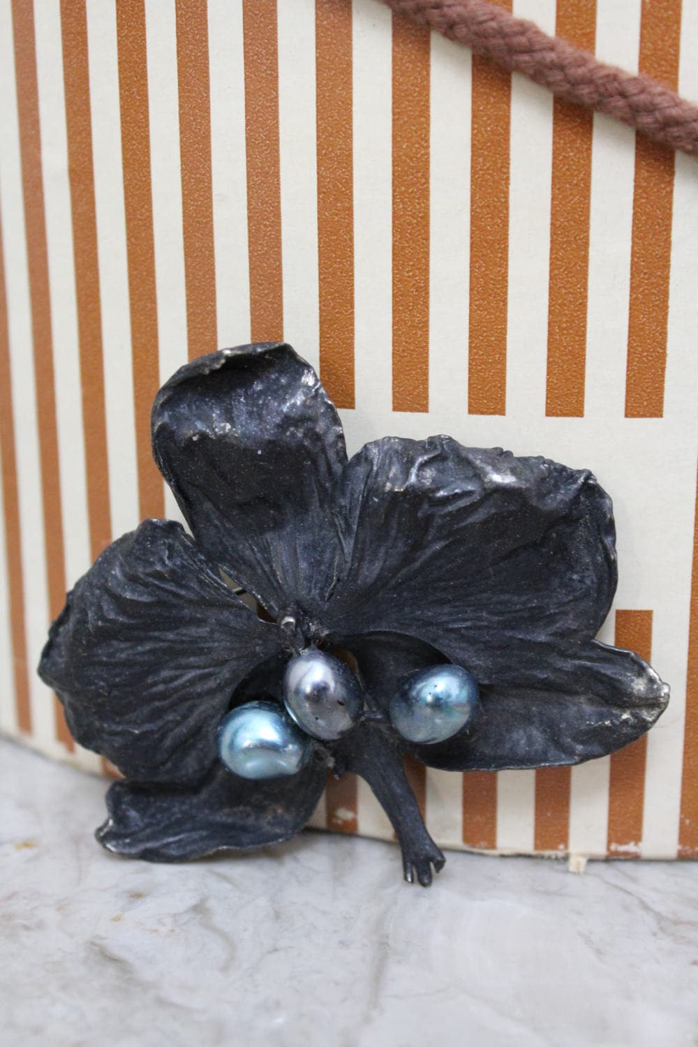 Vintage Antique Victorian Period Silver Ginko Leaf Und Gray Pearl Brooch von RedHatVintage