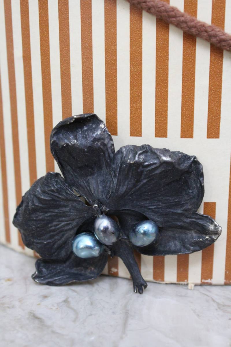 Vintage Antique Victorian Period Silver Ginko Leaf Und Gray Pearl Brooch von RedHatVintage