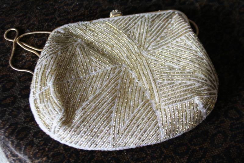 Vintage I Magnin California Weiß Opalescent Gold Perlen Metall Messing Scharnier Clutch Handtasche Geldbeutel Abend Sammlerstück von RedHatVintage