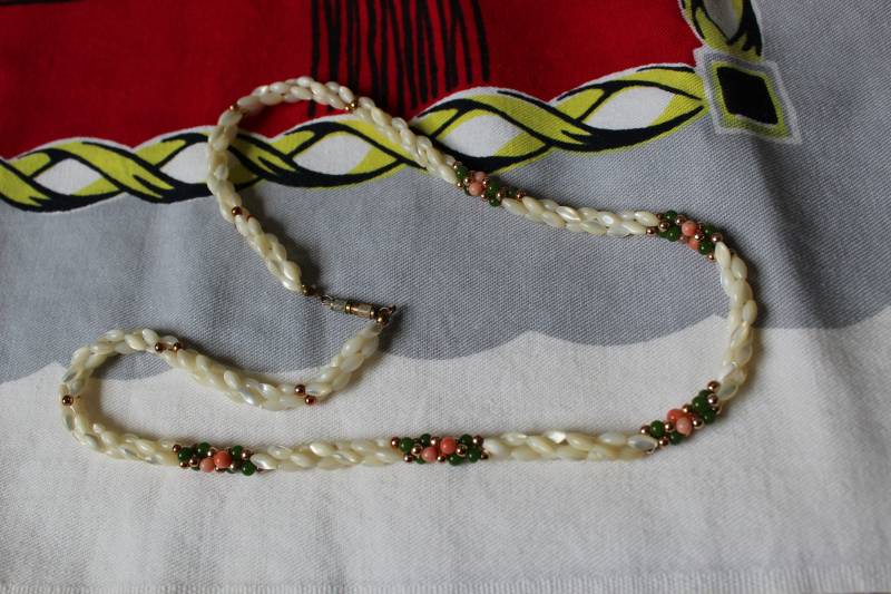 Vintage Twisted Perlmutt Koralle Jade Perlenkette 60 cm von RedHatVintage