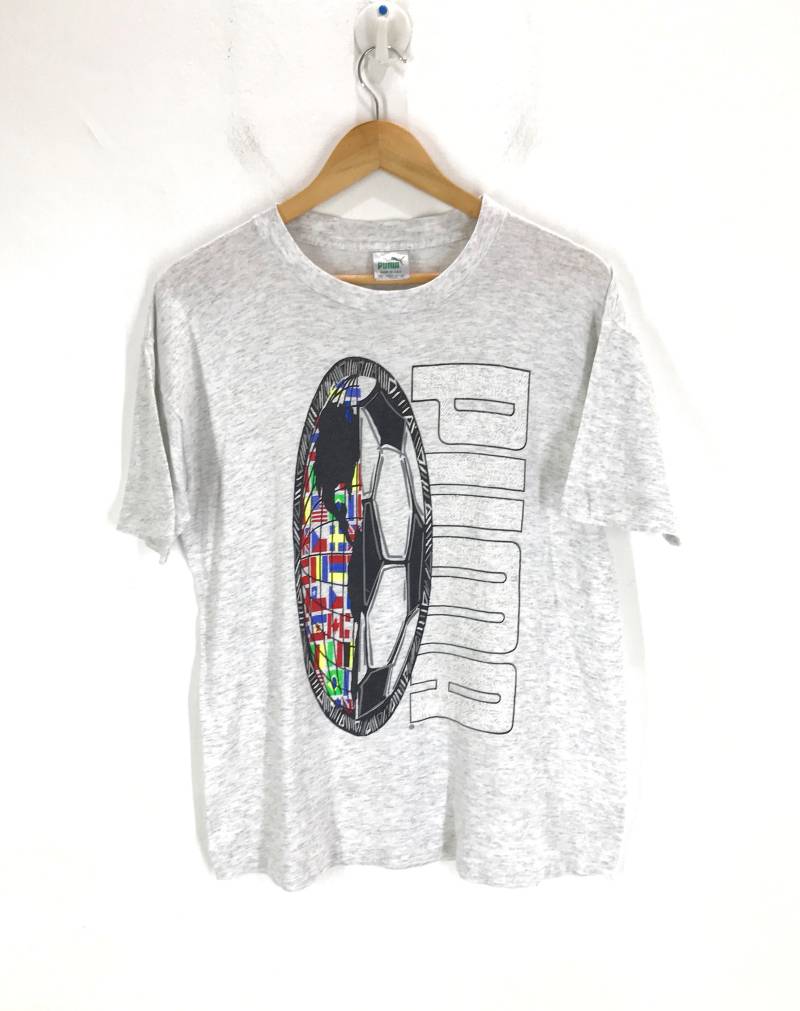 Vintage Puma Big Logo Spell Made in Usa T-Shirt Mittlerer Größe von RedLandVtg