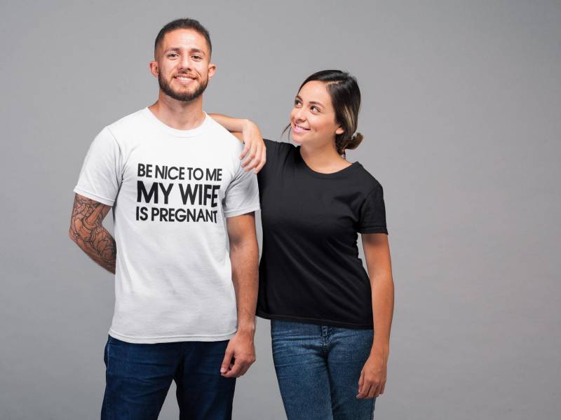 Seien Sie Nett Zu Mir Meine Frau Ist Schwangere Herren Dad Sein T-Shirt Werdende Papa Lustiger Geschenk von RedLeaderUK