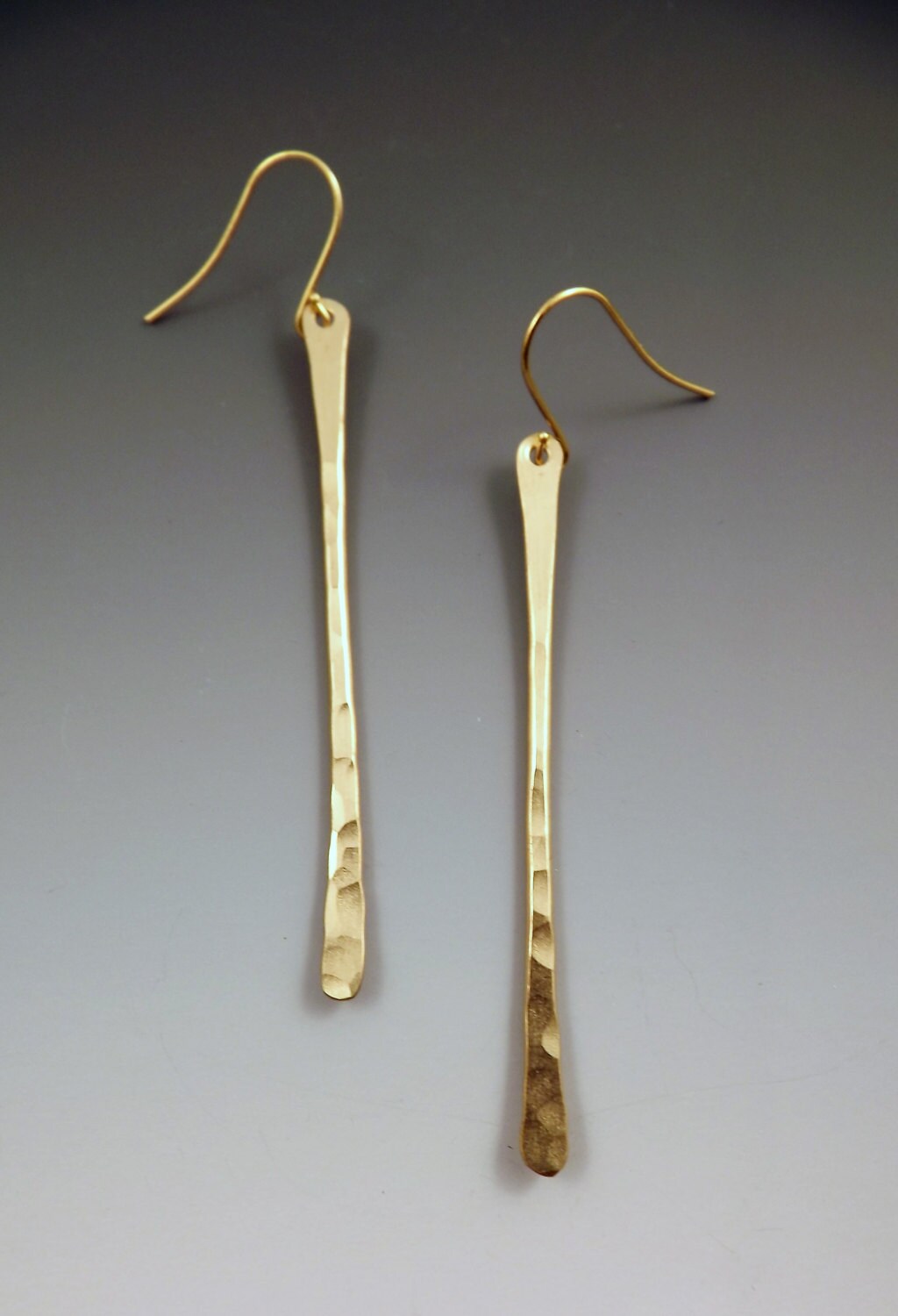 Gehämmerte Nu Gold Messing Zweige - Merlin's Gold - Lange Und Schlichte Eleganz - Strahlendes Licht - Wunderschöne Goldene Ohrringe Gehämmerte Nu Gold Messing Zweige - Merlin's Gold - Lange Und Schlichte Eleganz - Strahlendes Licht - Wunderschöne Goldene Ohrringe von RedPaw