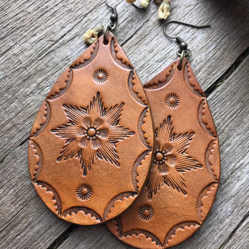 Extra Große, Handpunzierte Lederohrringe in Karamellbraun Mit Blumenmotiv Und Antik-Finish von RedPonyLeatherGoods