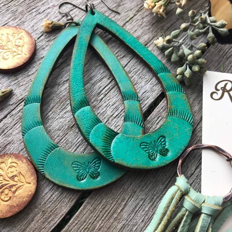 Extra Große Hand Tooled Leder Teardrop Creolen, Grün Mit Beadern Schmetterling Und Rustikale Finish von RedPonyLeatherGoods