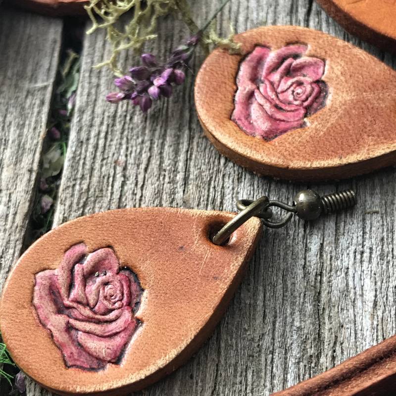 Hand Punziert Fasding Rosa Rose Vintage Stil Zierliche Leder Teardrop Ohrringe von RedPonyLeatherGoods