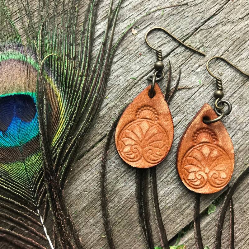 Hand Punziert Karamell Braun Vintage Stil Petite Leder Teardrop Ohrringe Mit Distressed Finish Hand Punziert Karamell Braun Vintage Stil Petite Leder Teardrop Ohrringe Mit Distressed Finish von RedPonyLeatherGoods