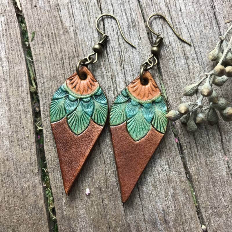 Hand Punziert Mehrfarbige Schokobraune Leder Ohrringe von RedPonyLeatherGoods