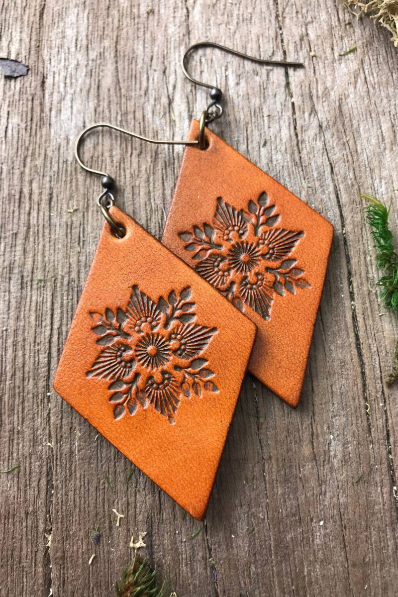Hand Punzierte Caramel Braun Florale Leder Ohrringe Mit Rustikalem Finish von RedPonyLeatherGoods