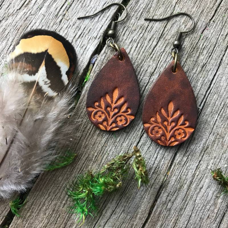 Hand Punziert Karamell Und Schokolade Braun Floral Zierliche Leder Teardrop Ohrringe Mit Rustikalem Finish von RedPonyLeatherGoods