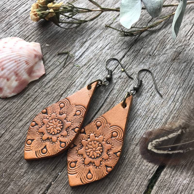 Hand-Tooled Fancy Teardrop Karamell Sunburst Lederohrringe von RedPonyLeatherGoods