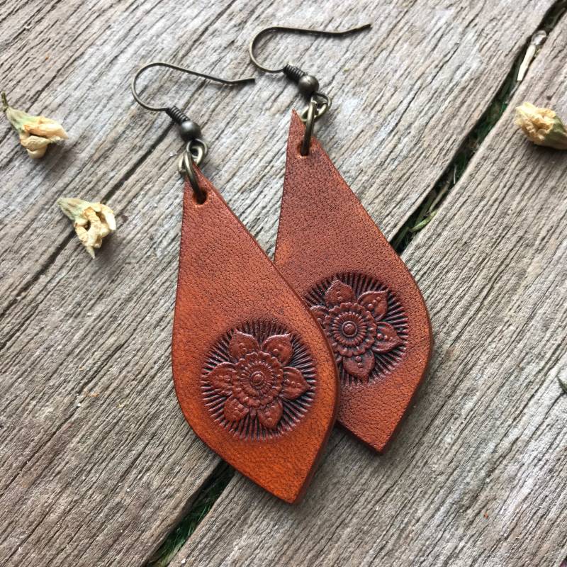 Hand-Tooled Fancy Teardrop Whiskey Braun Leder Floral Mandala Ohrringe von RedPonyLeatherGoods