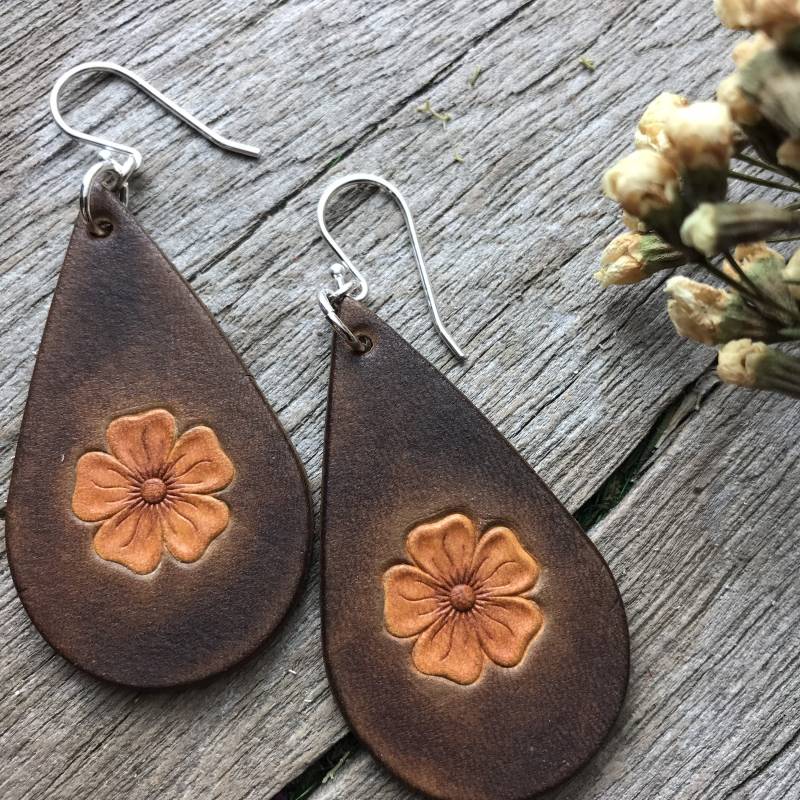 Hand Tooled Leder Ohrringe, Wild Flower Design in Schoko Und Karamell Braun von RedPonyLeatherGoods