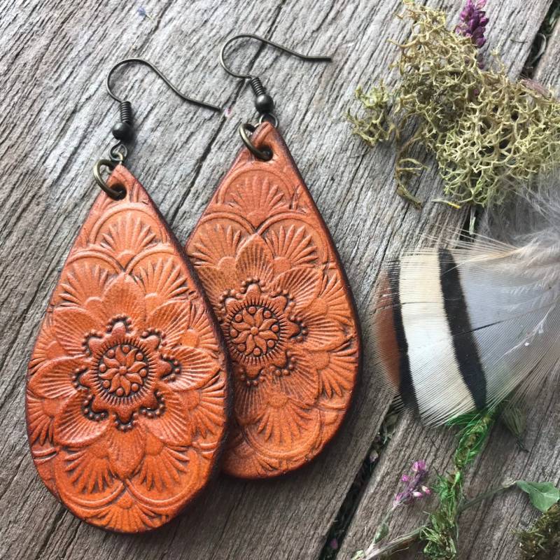 Hand Tooled Mandala Leder Tropfen Ohrringe Hand Tooled Mandala Leder Tropfen Ohrringe von RedPonyLeatherGoods