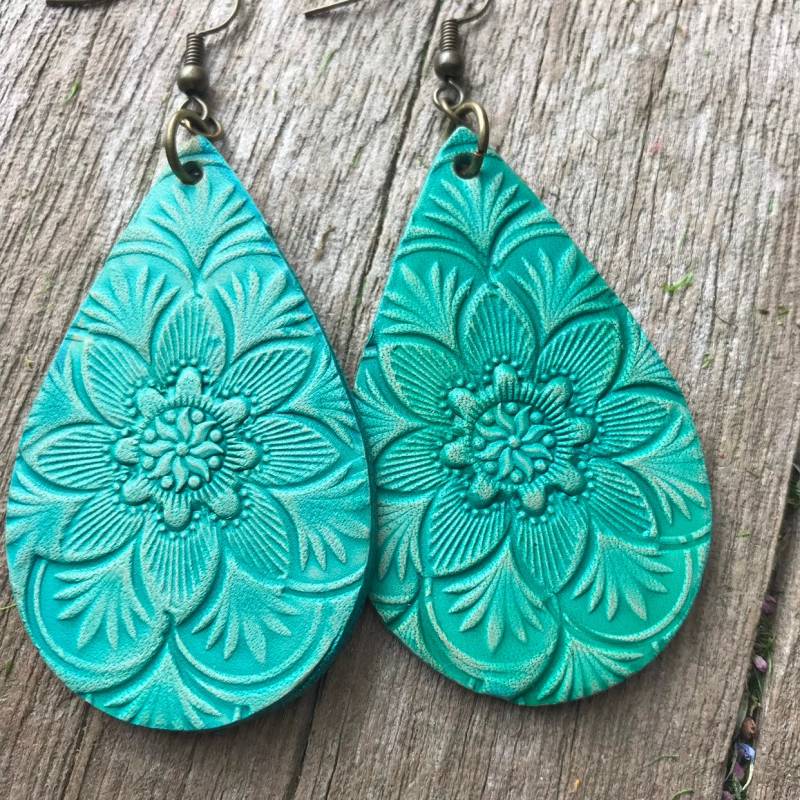 Hand Tooled Türkis Leder Tropfen Mandala Ohrringe Hand Tooled Türkis Leder Tropfen Mandala Ohrringe von RedPonyLeatherGoods