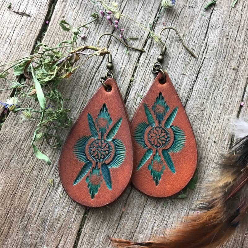Hand Tooled Whisky Braun Und Teal Leder Tropfen Ohrringe Hand Tooled Whisky Braun Und Teal Leder Tropfen Ohrringe von RedPonyLeatherGoods