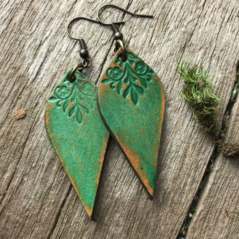 Hand Punziert Hellgrüne Leder Ohrringe Mit Warmen Braunen Rustikalen Finish von RedPonyLeatherGoods