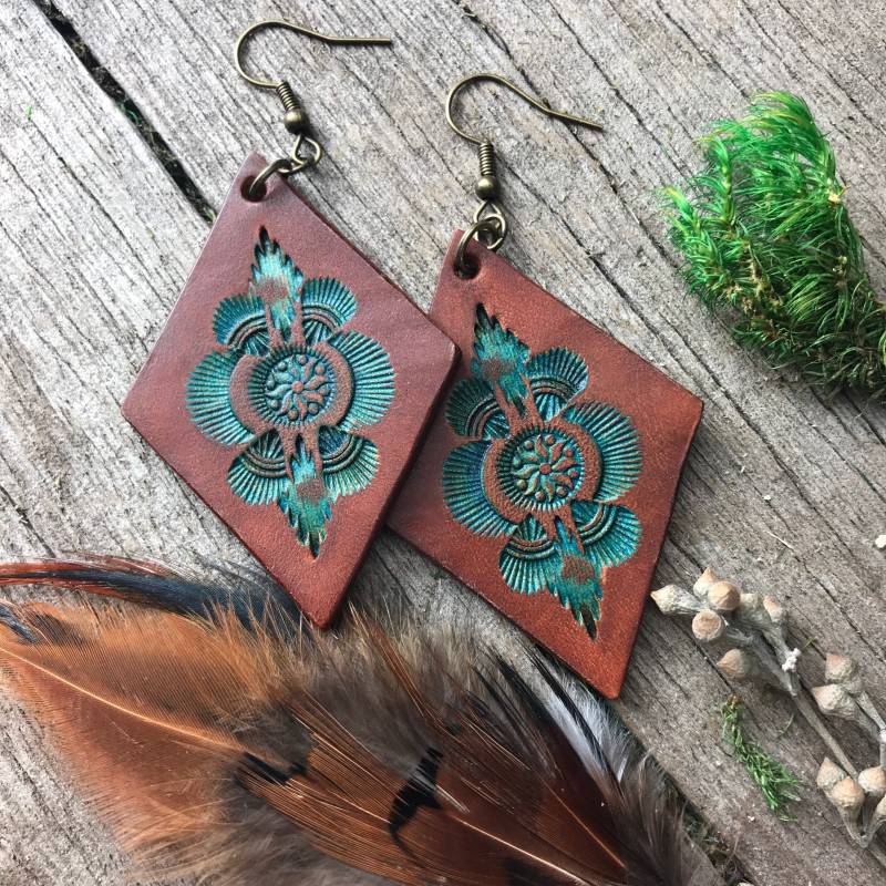 Handgeformte Warme Braun Und Türkis Western Stil Leder Ohrringe von RedPonyLeatherGoods